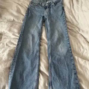 Ett par superfina blåa jeans i storlek 26/30 från weekday. 💙