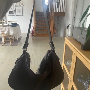 David Jones väska - Säljer denna bruna supersöta väska i nyskick med avtagbara fransar och två fack. Skriv för fler bilder eller vid funderingar🌸