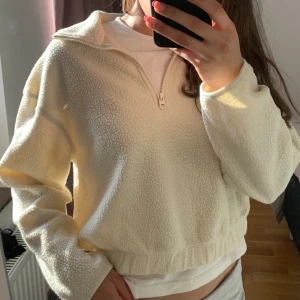 WEEKDAY jumper - Super skön och fin tröja från weekday💕. Säljer för att den inte kommer till användning. Den är hyfsat ändvänd, finns små gröna fläckar på vissa ställen men det syns knappast.  Köparen står för frakt🌷
