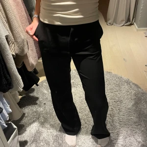 Kostymbyxor  - Säljer dessa hödnidjsfe kostymbyxor från H&m då de inte kmr till användning, de är därav i bra skick. Tycker de sitter bra om rumpan och är bra i längden för mig som är 178cm, de går att sy både upp och ner om man vill! 🫶🏼