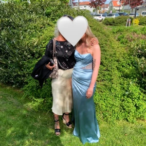 Balklänning - Jättefin balklänning i blått med glitterstenar och hög slits i sidan✨Endast använd en gång.  Nypris: 3500kr