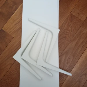 Hylla, burhult/sibbhult - Två hyllor från Ikea. Med 2 hyllplan och 4 konsoller.   Hylla: bredd: 20cm, höjd: 2 cm, längd 59 cm.   Konsol: bredd: 18 cm, höjd 2 cm, längd 59 cm.  Skruvar ingår ej.   Tar swish eller kontant. Upphämtning eller bemötande på plats.  