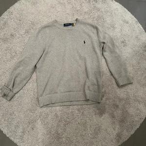 Ralph lauren stickad - Säljer kundena snygga Raffetröjan och skicket är superbra! Skriv vid funderingar!