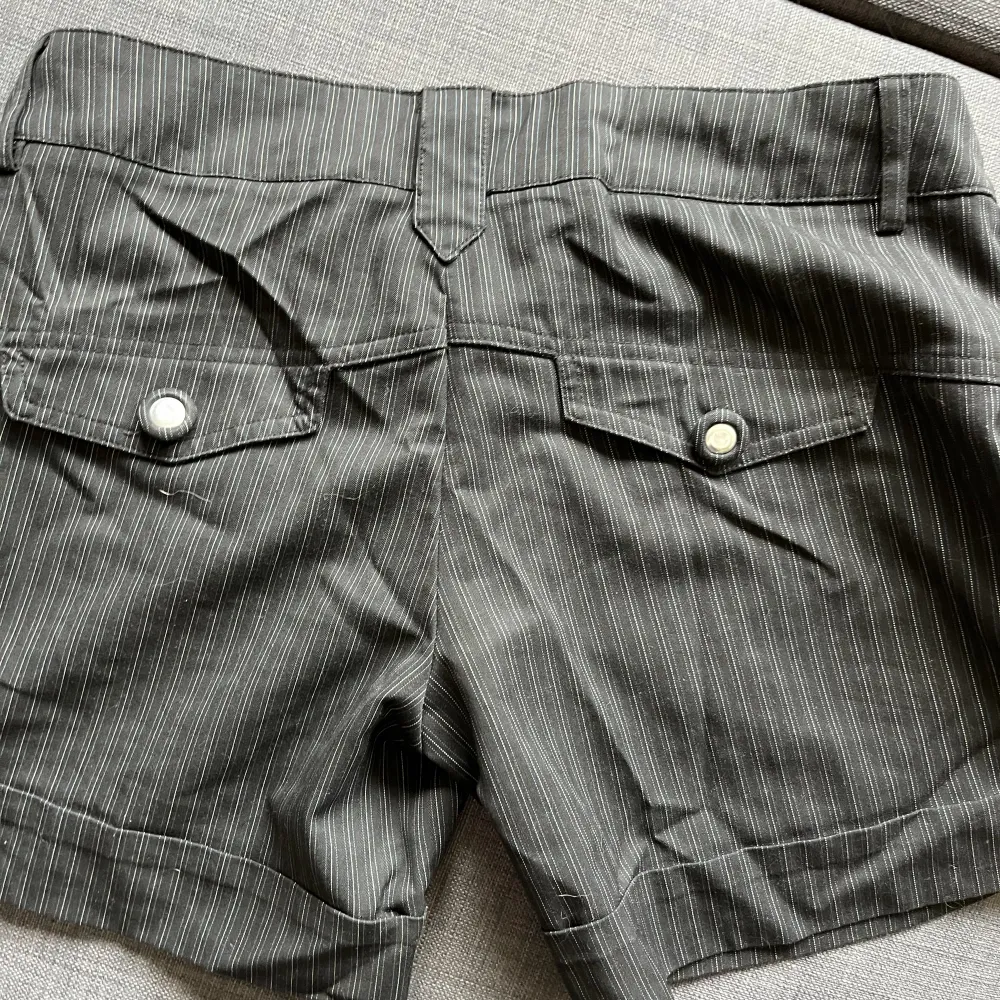Snygga shorts i kostymmodell från Vero Moda, Strl 38. Ränderna är svagt blåa och vita. 40kr Köparen står för frakten💕. Shorts.