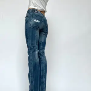 Coola midrise vintage jeans från Duality Label. Modellen på bilden är 175 och bär 7 cm klackar. Innerbenslängd: 82 cm  Midjemått: 69 cm