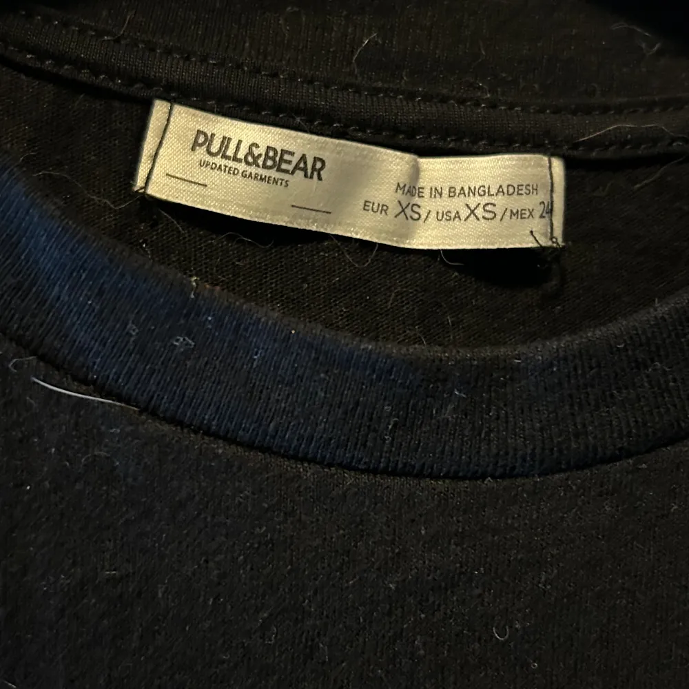 Bra skick använd cirka 2 gånger svart tröja med texten ”out of internet babe” . T-shirts.