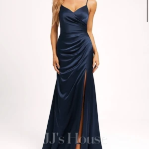 Balklänning!! - Säljer helt ny Marinblå satin balklänning, endast testad en gång. Säljer pga fel storlek. Nypris ink frakt ca 1550kr 