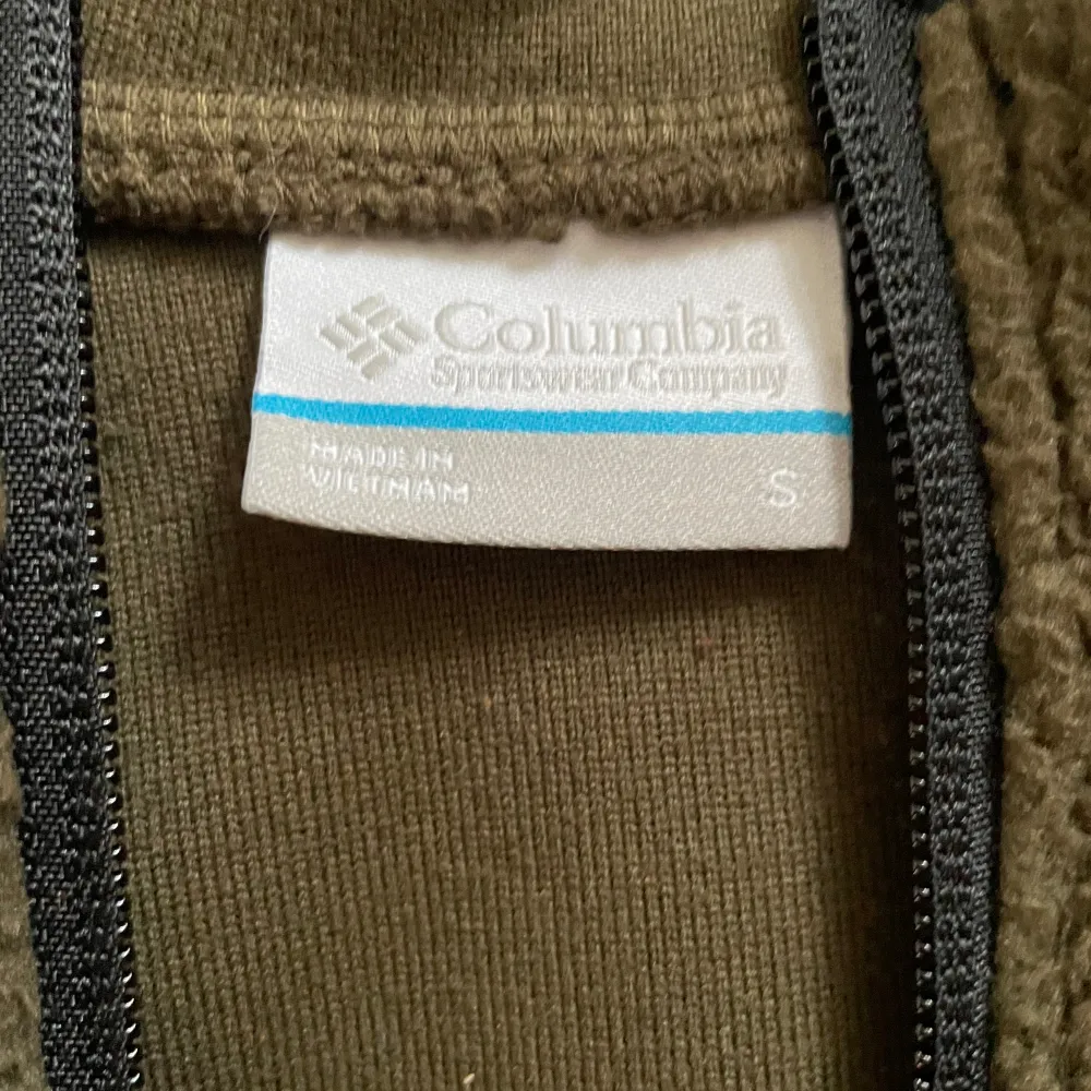 Säljer denna snygga Columbia fleece då den inte passar. Den är knappt använd. Tveka inte att fråga om ni undrar något.. Hoodies.