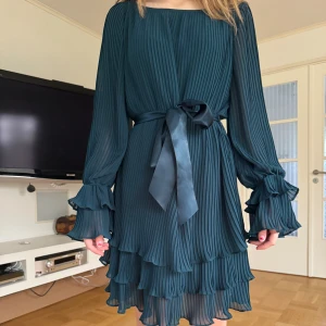 Klänning - En superfin klänning i storlek L. Den passar mig som vanligtvis har storlek XS/S! Det är på grund av bandet🥰 klänningen är i nyskick och passar alla!!