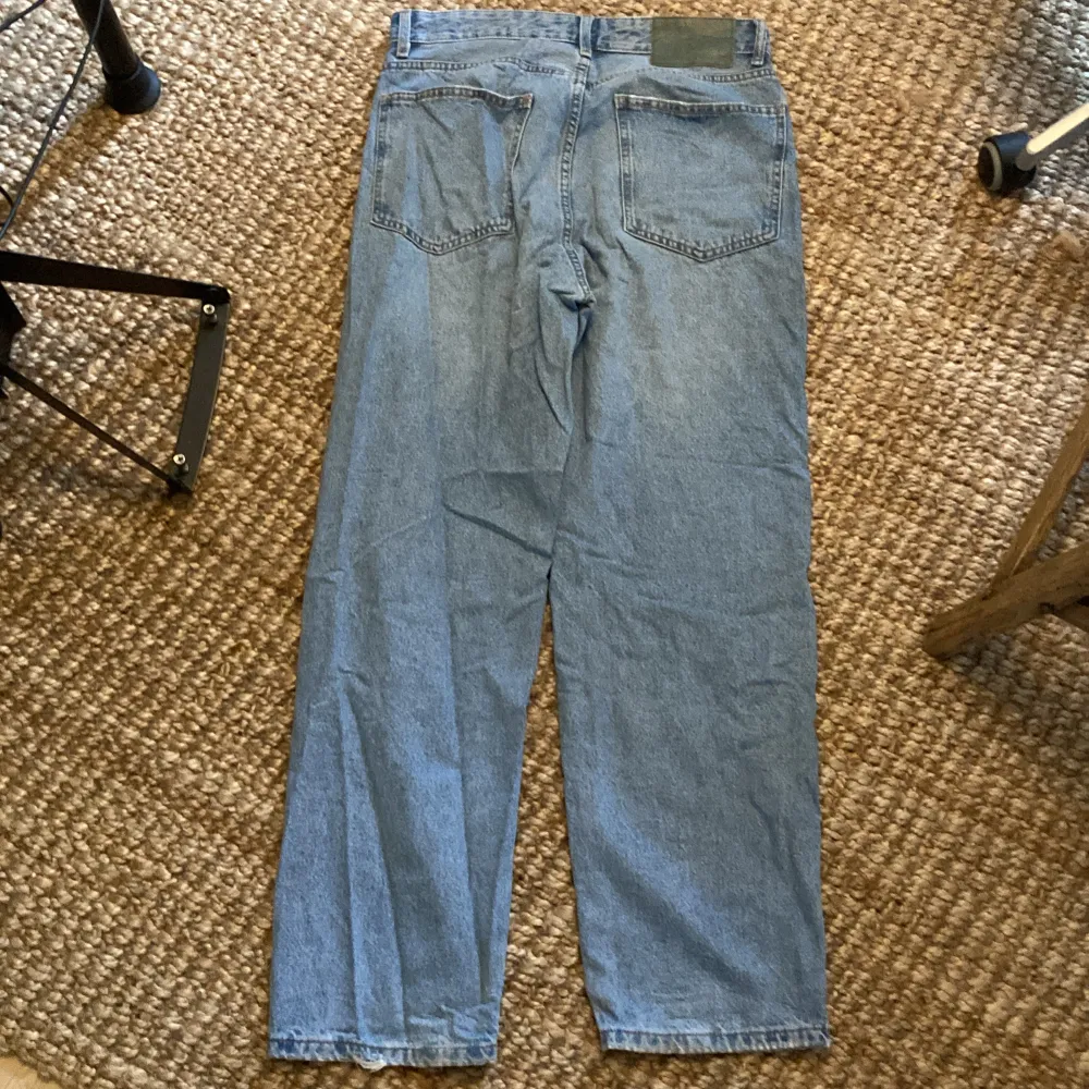 Ett par baggy/Loose fit jeans från bershka , köpta här på Plick men var pytte lite för små för mig som är 181cm lång, ungefär 7/10 kvalitet😁. Jeans & Byxor.