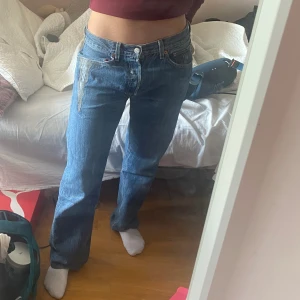 Levis jeans - Baggy low jeans! Bra skick, har några fläckar men syns inte mycke. Snygg detalj vid fickan! 