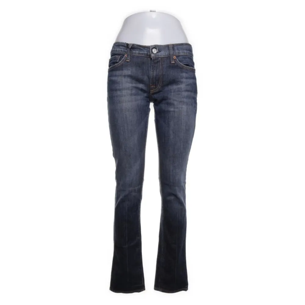 Säljer dessa jötte snygga jeans. Midjemåttet är 82 och innerbenslängen är 82💕. Jeans & Byxor.