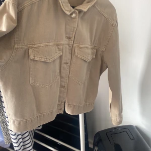 Jeansjacka - Superfin beige jeansjacka som är nästintill oanvänd💕💕