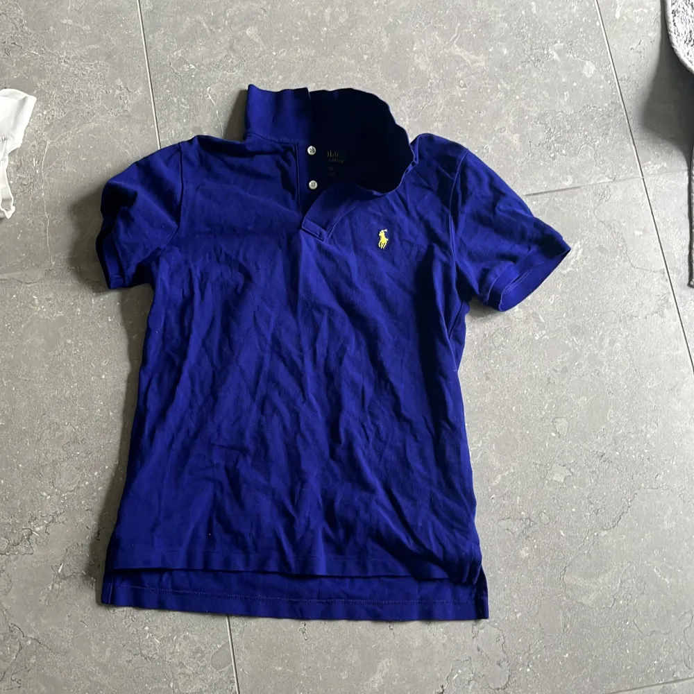 Hej, säljer denna fina Ralph Lauren piquen. Mörkblå färg och passar 165cm! Nypris 600kr. T-shirts.