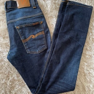 Nudie jeans - 31/34 Litet hål vid bakpartiet Grish Pris kan diskuteras