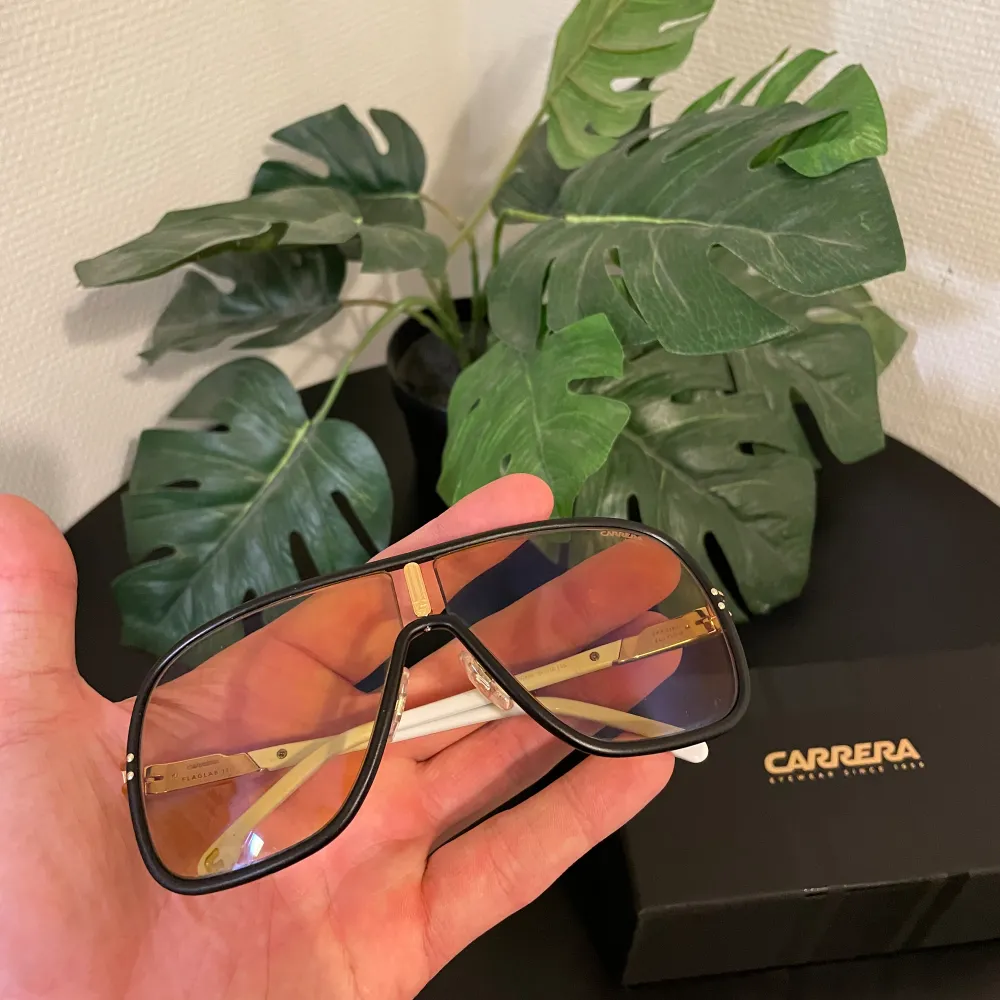 Säljer nu mina carrera Glajjer!! Solglasögonen är i riktigt bra skick och är dem perfekta glajjerna nu till sommarn 😎☀️ Tillbehör - Fodral samt låda. Hör av er vid intresse . Muu.