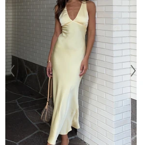 Säljer buttercup gul klänning från showpo - Säljer den här klänningen då jag hittade en annan examensklänning! På hemsidan kostar den 700, men med shipment fick jag betala extra 500 😅 därmed säljer jag denna för 850 kr samt frakr 59 kr  