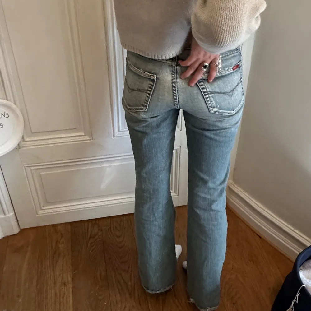 Säljer nu dessa skit snygga jeans! Tjejen på bilderna är 169 och säljer endast vid bra prisförslag! De är ungefär i storlek 26/32. Skriver måtten nedanför💗💗 Pris går att disskutera!!🥰 Innebensmått: 78 cm  Midjemått rakt över: 34 cm. Jeans & Byxor.