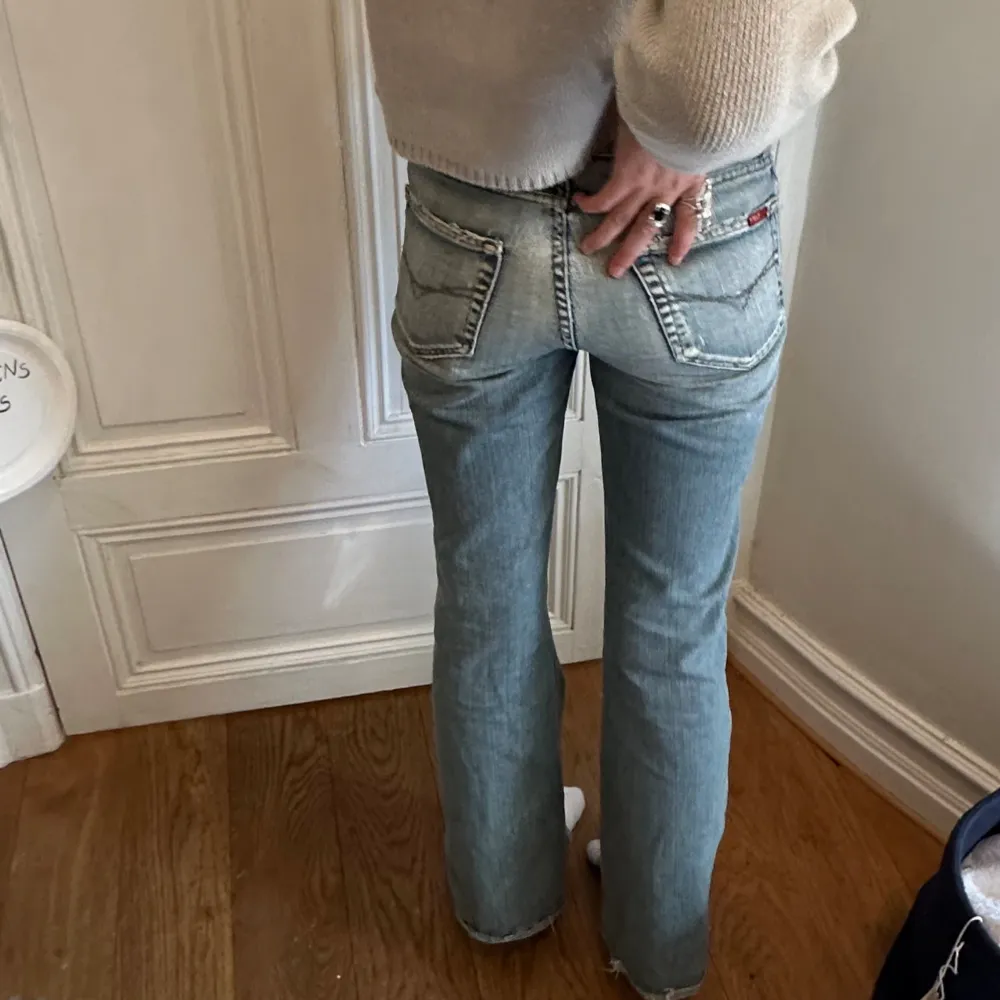 Intressekoll på dessa skit snygga jeans! Tjejen på bilderna är 169 och säljer endast vid bra prisförslag!. Jeans & Byxor.