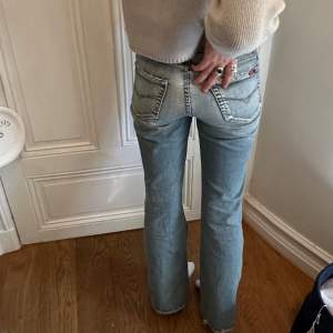 Intressekoll på dessa skit snygga jeans! Tjejen på bilderna är 169 och säljer endast vid bra prisförslag!