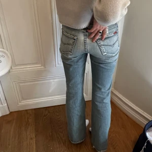 Skit snygga vintage jeans  - Säljer nu dessa skit snygga jeans! Tjejen på bilderna är 169 och säljer endast vid bra prisförslag! De är ungefär i storlek 26/32. Skriver måtten nedanför💗💗 Pris går att disskutera!!🥰 Innebensmått: 78 cm  Midjemått rakt över: 34 cm