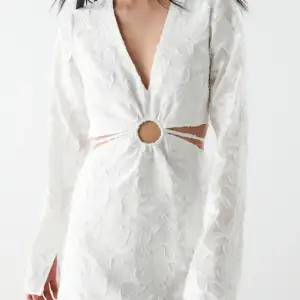 En vit klänning från Gina Tricot perfekt nu till studenten eller andra speciella tillfällen! Använd 2 gånger. Köptes förra sommaren för 599 sek.