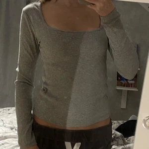 Urringad långärmad topp - Jätte fin topp från Mango, är köpt på Plick men passa inte.  (Inte mina bilder) 