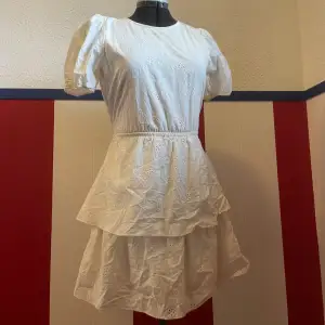 Fin vit sommar/student klänning. Har några rynkor från att ha legat i garderoben, men de går lätt att stryka ut.