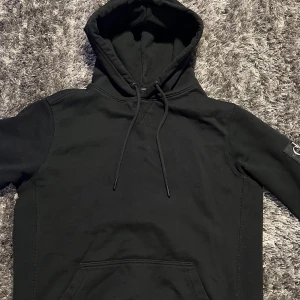 Calvin Klein Badge Hoodie - Calvin Klein hoodie i bra skick.  Storlek:  S  Mvh