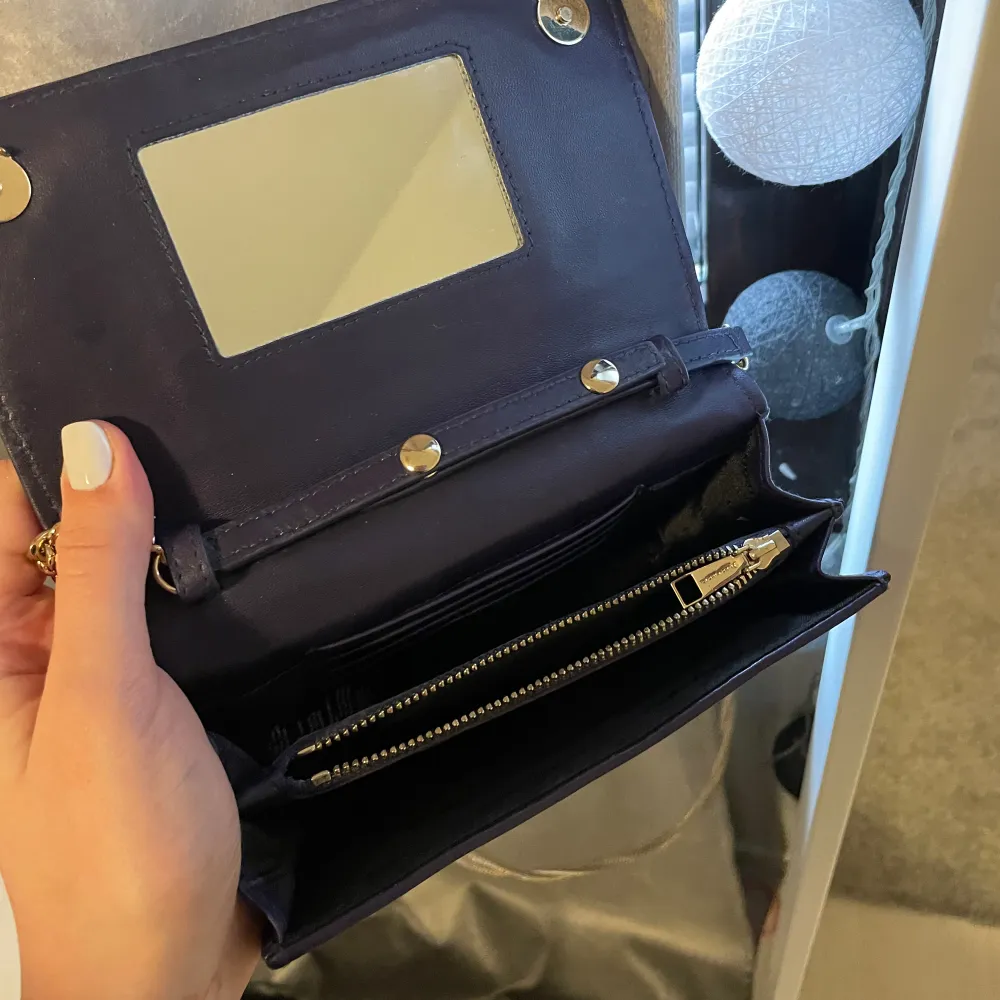 Jättefin marin blå hand väska, använt fåtal gånger. Älskar denna väskan eftersom den har en spegel i sig, perfekt när man ska fixa läpparna med läpppena 😍. Väskor.