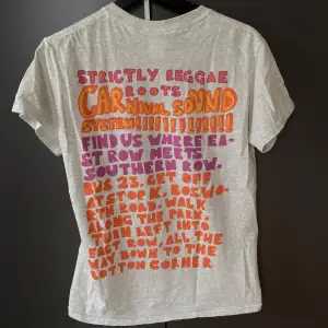 Säljer denna coola t-shirten med tryck på baksidan, i bra skick! 