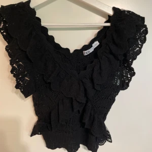 Zara spets topp - Svart zara spets topp💕storlek s. Säljer för 299kr, nästan aldrig använd💕skriv om ni undrar något eller vill ha fler bilder och kolla gärna in mina andra kläder jag säljer 💕