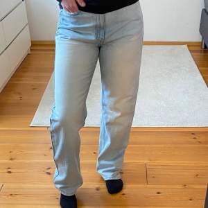 Straight jeans i storlek W27 L32 från weekday. Använt fåtal gånger💞