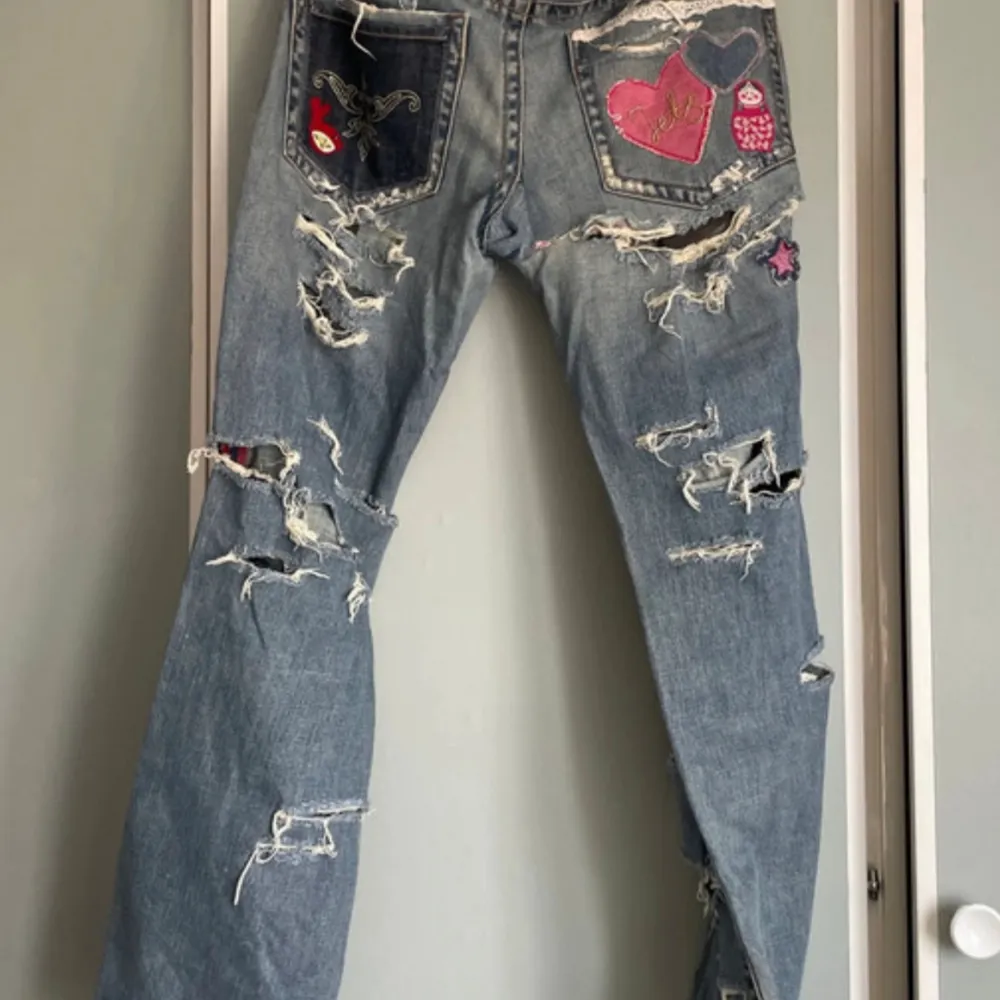 Jättecoola jeans från Emilio🌟 Köpta second hand men aldrig använt de själv!  Häftiga textillappar🙌🏼 Saknar storlek men skulle säga M/L  Hör av dig vid frågor/fler bilder!. Jeans & Byxor.