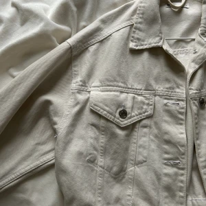 Ginatricot cremevit jeansjacka - Säljer denna oanvända jeansjackan ifrån ginatricot, den är cremevit och åt det kallare hållet i färgen. Har aldrig kommit till användning, köptes för 550kr