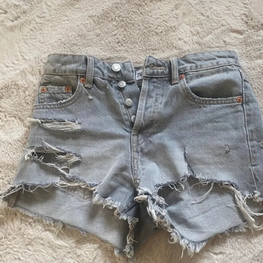 Jätte snygga jeansshorts från zara som inte passar mig längre❤️pris kan diskuteras. Shorts.