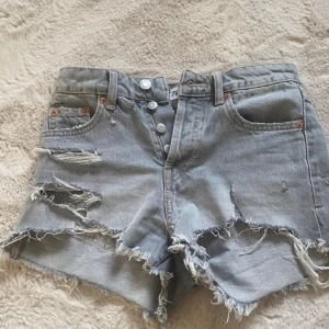 Jeans shorts från zara - Jätte snygga jeansshorts från zara som inte passar mig längre❤️pris kan diskuteras