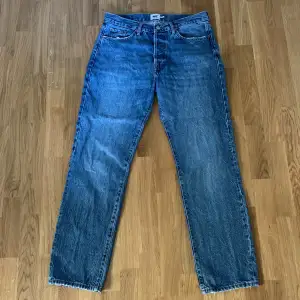 Säljer ett par ljusblåa baggy jeans från lager 157 med toppen skick. 