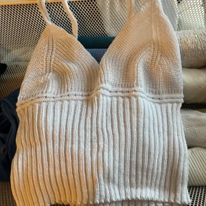 Stickad topp - Stickad topp köpt från någon butik i Cypern, köpt för 120kr, aldrig använd