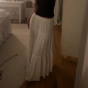 Vit volang långkjol - En superfin långvolangkjol som passar perfekt nu till sommaren 💕🫶🏼säljer den då jag inte har användning för den😩 skriv till mig vid frågor 