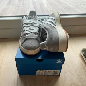 Säljer dessa campus har använt skorna i Max 3 gånger  - Dom är inte i min stil så vill sälja dom och köpa ett par andra skor❤️