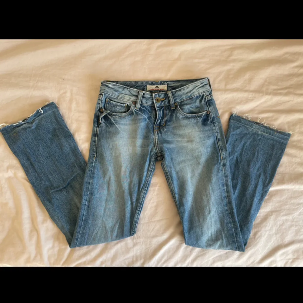 Så snygga lågmidjade bootcut jeans från fornarina 💓 köpta second hand och i bra skick. Midjemått (rakt över): 36 cm, innerbenslängd: 76 cm. Jeans & Byxor.
