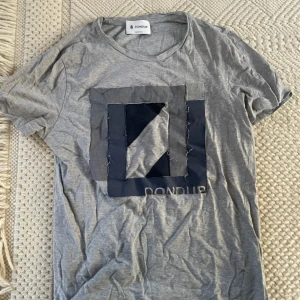 Grå Dondup t-shirt  - En grå dondup t-shirt i storlek M. Säljes i befintligt skick. Nypris ca 1900. 