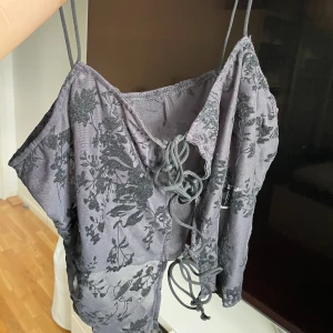Topp - Söt topp du knyter själv, aldrig använt men den är väldigt fin