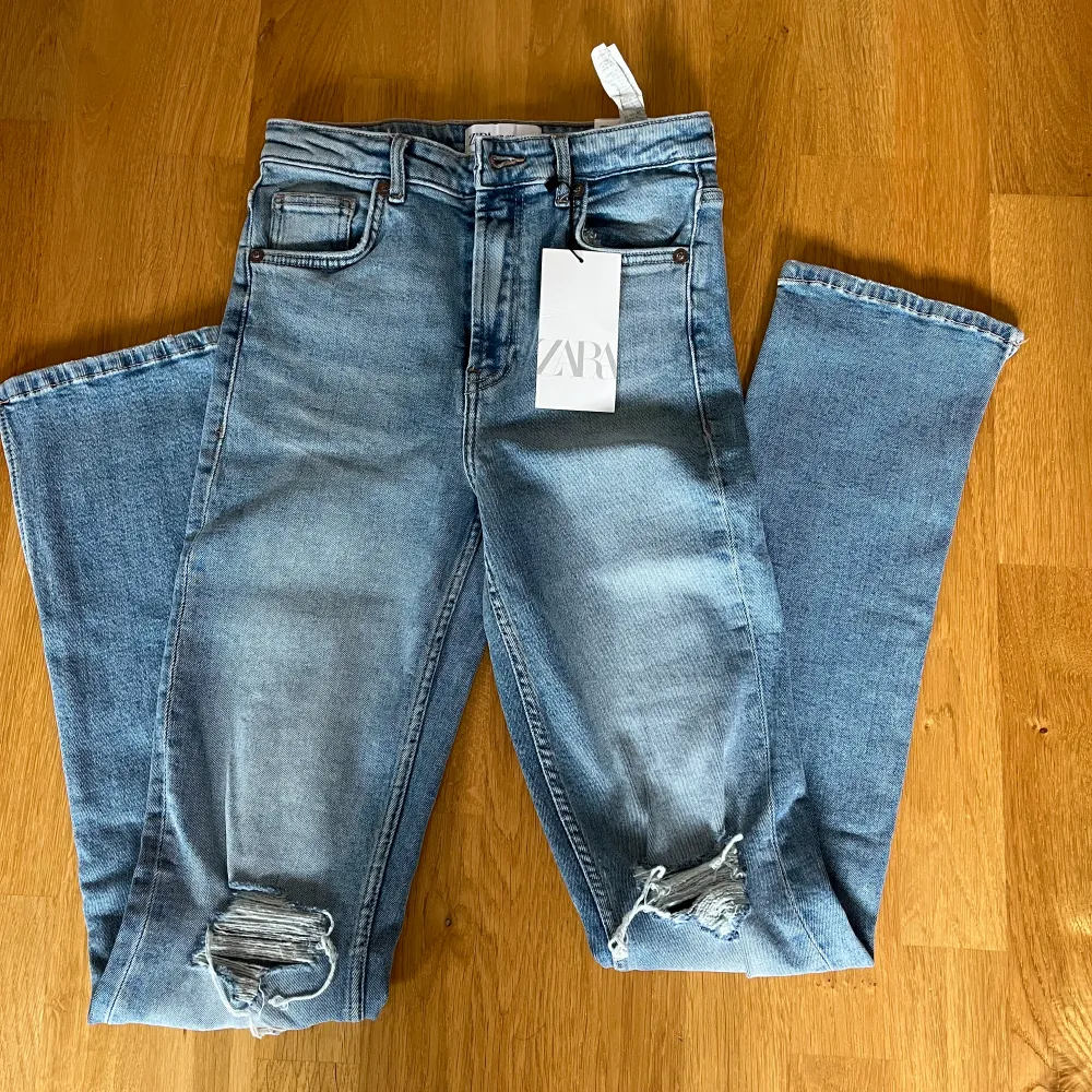 Säljer dessa jeans pga dem ej kommer till användning! Helt nyskick och har bara provats. Finns ej kvar på Zara. Nypris ca 400💘. Jeans & Byxor.