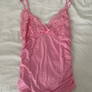 Topp - Super super gulligt linne men tyvärr för liten för mig. Skulle rekommendera detta linnet för dom som har st A-C kupa.  Har aldrig använt den, bara testat en gång