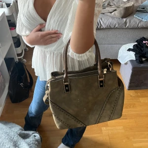 Snygg brun väska - Ej använd, nyskick! Bra förvaring, många fack! 🩷