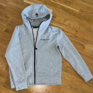 Sail racing Zip hoodie - Säljer nu denna tröja pga för liten. Tröjan är köpt spontant och var inte så noga med storleken. Aldrig Andvänd så som ny. Skick 9/10. Pris kan diskuteras.