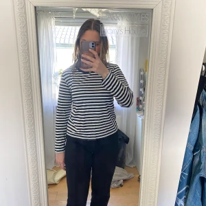 Randiga tröjor - Köpte dessa två randiga tröjor från Monki i par så säljer dem därför tillsammans. Har inte använt mycket. 150 för båda två. Pris kan diskuteras💗