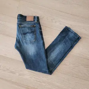 Extremt feta nudie jeans i den perfekta färgen! Inga skador! Modellen är 185, storlek W30L32